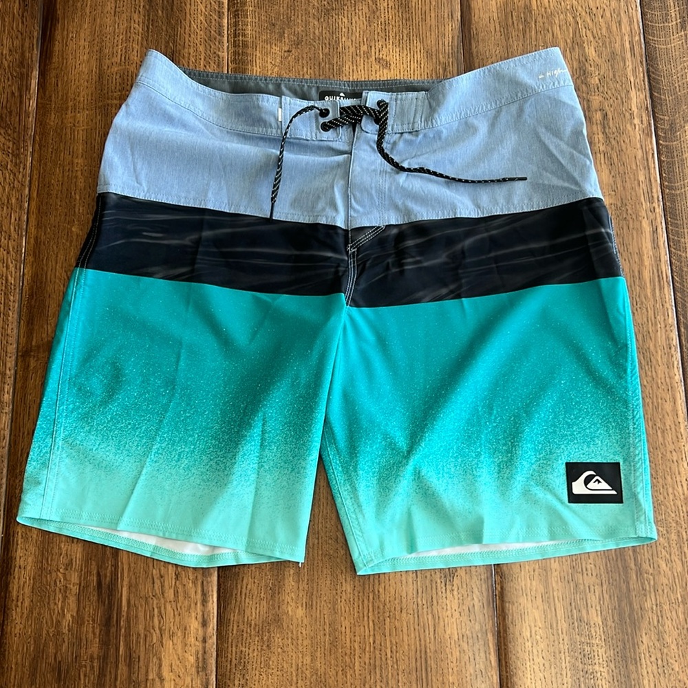 Quiksilver Size 36 Board Short Great Condition w/zippered back pocket